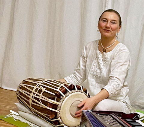 Beate Gatscha spielt Pakhawaj